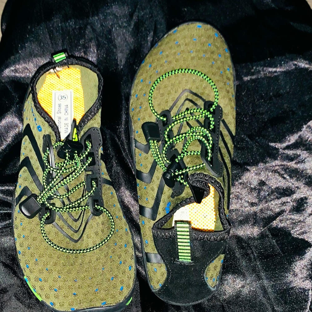 Woman’s Water shoe-Green- Size: 4.5 (Woman)